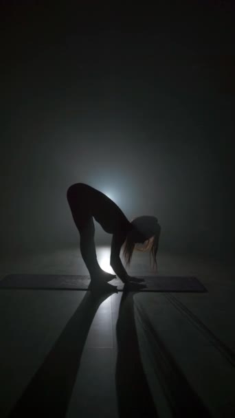 Silhouette Donna Che Pratica Yoga Palestra Con Vapore Sullo Sfondo — Video Stock