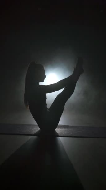 Silueta Mujer Ejercitando Practicando Equilibrio Con Postura Yoga Gimnasio Con — Vídeo de stock