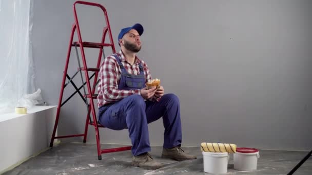 Pictorul Mănâncă Burger Locul Muncă Conceptul Livrare Rapidă Alimentelor Spațiu — Videoclip de stoc