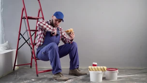 Reparaciones Casa Pintando Las Paredes Pintor Comiendo Una Hamburguesa Almuerzo — Vídeos de Stock