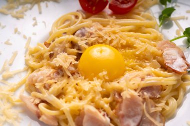 Beyaz tabakta makarna, parmesanlı ve beyaz tabakta yumurta sarısı, yakın plan.