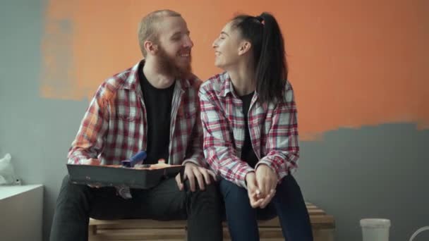 Conceptul Reparare Decorare Casei Cuplu Tânăr Iubitor Care Planifică Reparații — Videoclip de stoc
