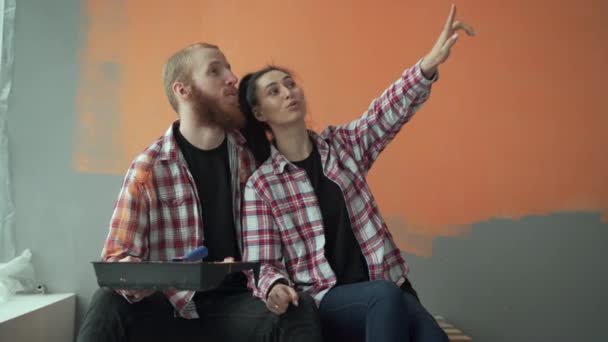 Couple Emménageant Dans Une Nouvelle Maison Rénovée Jeune Famille Heureuse — Video