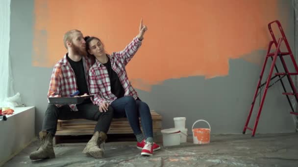 年轻的高加索已婚夫妇计划如何装饰和粉刷他们的新客厅空间 复制空间 — 图库视频影像