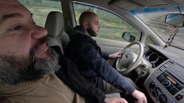 Męski Instruktor Siedzeniu Pasażera Młody Kierowca Rozmawiający Podczas Jazdy Jazdy — Wideo stockowe