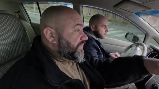 Chauffeur Taxi Parlant Passager Assis Sur Siège Homme Millénaire Taxi — Video
