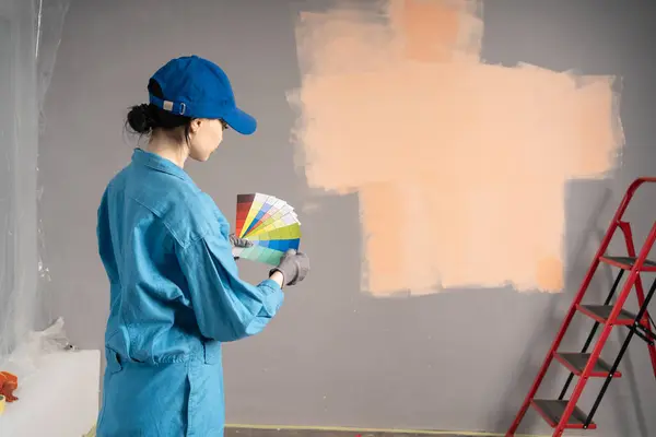 Pintor Casa Chica Decorador Elegir Color Utilizando Muestra Muestra Casa Imagen de archivo