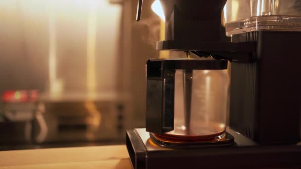 Einem Filter Enthaltene Gemahlene Kaffeebohnen Machen Tropfenden Kaffee Nahaufnahme — Stockvideo