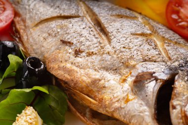 Sebzeli fırında dorado balığı, deniz ürünleri konsepti. Makro atış. Kapat..