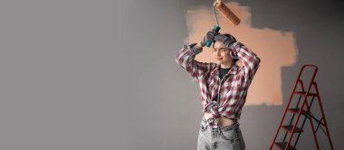 Patenci ressam tutan genç bir kız, elleri başının üstünde stresli ve hayal kırıklığına uğramış, şaşırmış ve kızgın yüzlü bir kadın. Pankart. Boşluğu kopyala