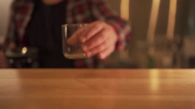 Barista cam fincana damlayan kahve dolduruyor. Filtre kahve yapıyorum. Yakın plan.