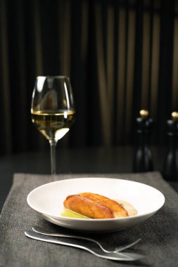 Farklı soslu somon balığı ve arka planda bir bardak şarap. Klasik balık restoranı. Menü kavramı