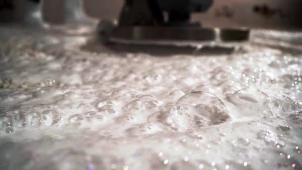 泡が付いている専門の絨毯のクリーニング クローズアップ 電気機械によるカーペットのクリーニング コピースペース — ストック動画
