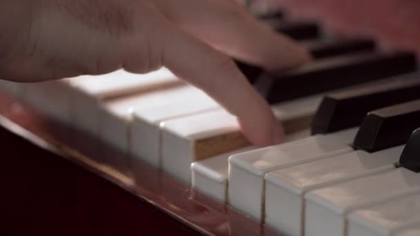 Muzikant Die Piano Speelt Klas Met Een Lichte Achtergrond Close — Stockvideo