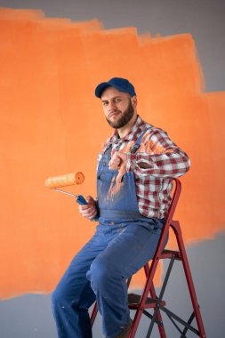 Merdivenlerde oturan tatminsiz ressam, iyi niyet göstergesi gösteriyor, kötü iş, aynı fikirde değil. Boşluğu kopyala