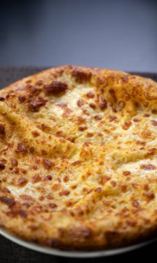 Megrelian peyniri khachapuri bir Gürcü restoranında bir tabakta servis edilir. Dikey görünüm
