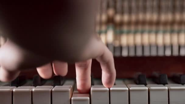 把钢琴家的手指紧闭在钢琴键旁边 学习独奏音乐的男人 慢动作复制空间 — 图库视频影像
