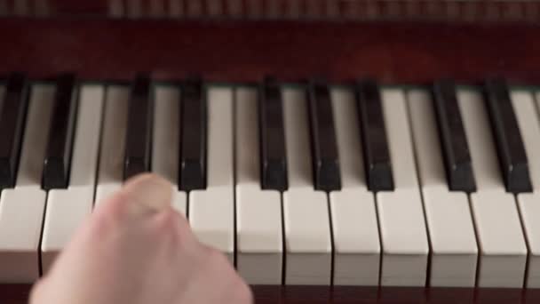 Sluit Vingers Van Pianist Aan Pianotoetsen Mannen Die Studeren Spelen — Stockvideo