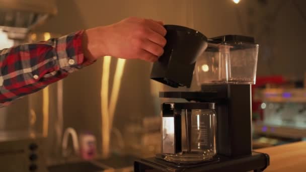 Barista Bereitet Espresso Einer Automatischen Tropfkaffeemaschine Kopierraum — Stockvideo