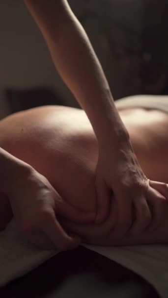 Close Massagistas Mãos Fazendo Massagem Clientes Femininos Volta Espaço Cópia — Vídeo de Stock
