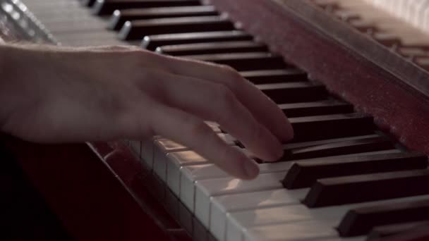 Närbild Vänster Hand Som Spelar Piano Kopiera Utrymme — Stockvideo