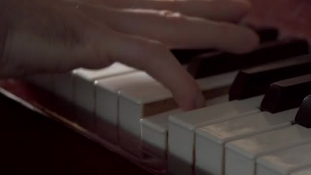 Närbild Händer Unga Pianist Lära Sig Att Spela Piano Händerna — Stockvideo