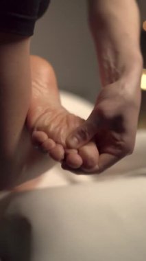 Profesyonel ayak masajı yakın plan. Lüks kaplıca tedavisi. Boşluğu kopyala