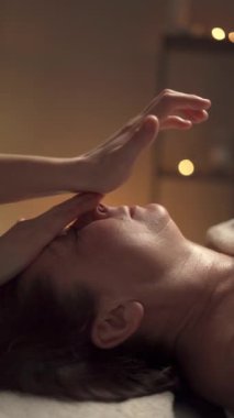 Olgun bir kadının güzellik salonunda anti-yaşlı yüz masajı yaptırması. Yüz masajı. Yakın plan.