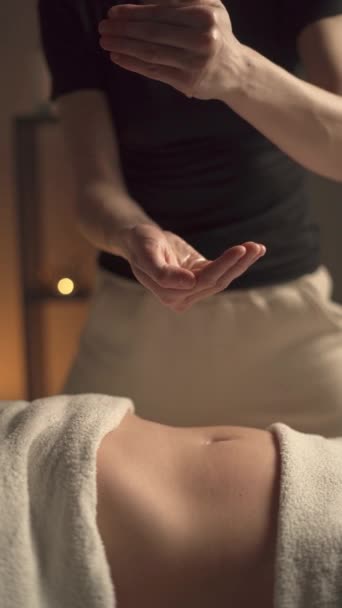 Massagem Celulite Barriga Massagistas Mãos Derramando Óleo Sobre Pacientes Abdômen — Vídeo de Stock