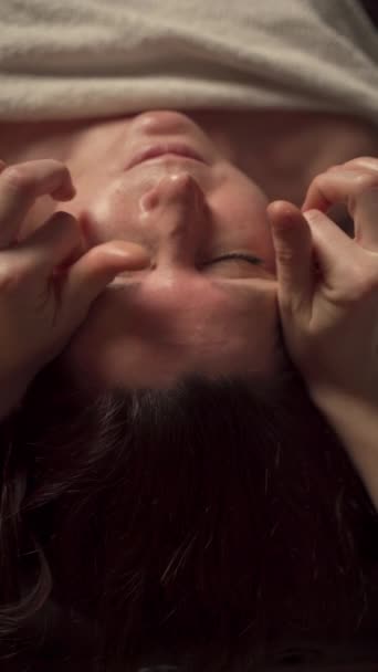 Femme Mûre Recevant Massage Âge Facial Dans Salon Esthétique Soins — Video