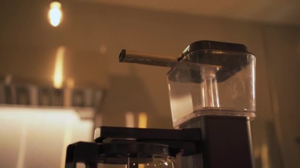 カウンターのカフェでフィルタードリップコーヒーを作るためのコーヒーマシン コピースペース — ストック動画