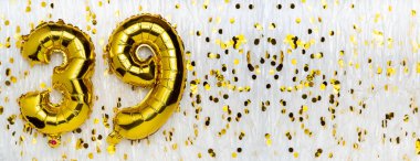 Altın folyo balon numarası, 39 numara konfeti arka planında. 39. yaş günü kartı. Yıldönümü konsepti. Doğum günü, yeni yıl kutlaması. afiş, boşluğu kopyala.