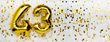 Altın folyo balon numarası, konfeti arka planında 43 numara. 43. yaş günü kartı. Yıldönümü konsepti. Doğum günü, yeni yıl kutlaması. afiş, boşluğu kopyala.