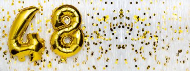 Altın folyo balon numarası, konfeti arka planında 48 numara. 48. doğum günü kartı. Yıldönümü konsepti. Doğum günü, yeni yıl kutlaması. afiş, boşluğu kopyala.