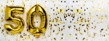 Altın folyo balon numarası, konfeti arka planlı beyaz üzerine 50 sayı. 50. yaş günü kartı. Yıldönümü konsepti. Doğum günü, yeni yıl kutlaması. afiş, boşluğu kopyala.