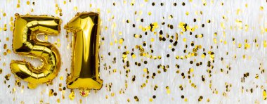Altın folyo balon numarası, konfeti arka planında 51 numara. 51. Doğum günü kartı. Yıldönümü konsepti. Doğum günü, yeni yıl kutlaması. afiş, boşluğu kopyala.