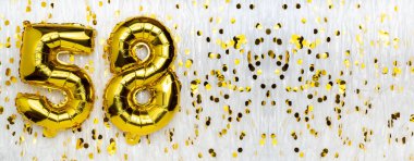 Altın folyo balon numarası, konfeti arka planlı beyaz üzerine 58 sayı. 58 'inci doğum günü kartı. Yıldönümü konsepti. Doğum günü, yeni yıl kutlaması. afiş, boşluğu kopyala.