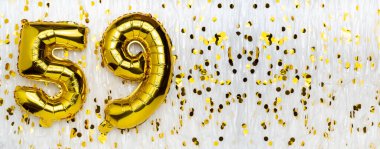 Altın folyo balon numarası, konfeti arka planında 59 numara. 59 'uncu doğum günü kartı. Yıldönümü konsepti. Doğum günü, yeni yıl kutlaması. afiş, boşluğu kopyala.