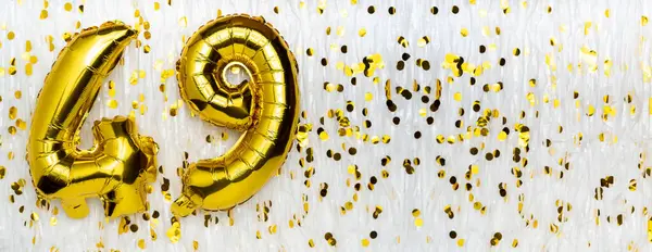 Altın folyo balon numarası, konfeti arka planlı beyaz üzerine kırk dokuz. 49. yaş günü kartı. Yıldönümü konsepti. Doğum günü, yeni yıl kutlaması. afiş, boşluğu kopyala.