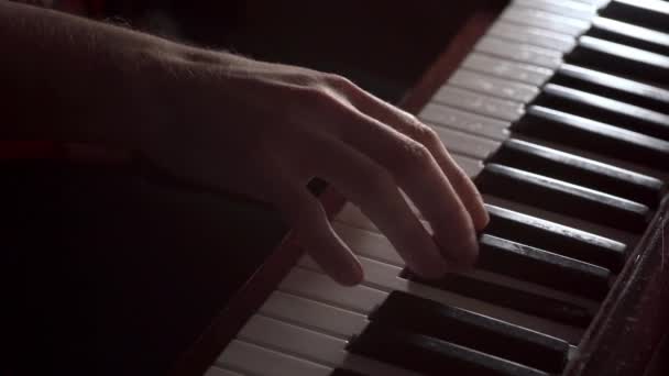 Närbild Fingrar Manlig Pianist Vid Pianotangenterna Händer Musiker Som Spelar — Stockvideo