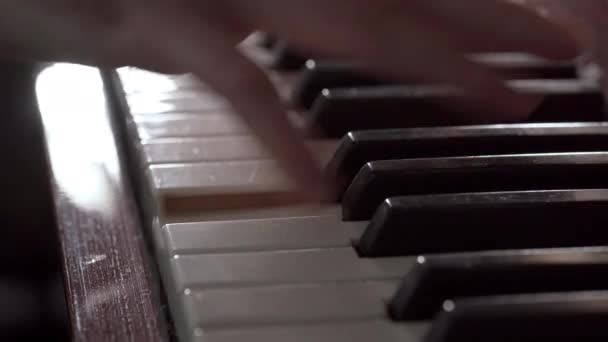 Närbild Man Hand Spelar Piano Musiklektion Favoritklassisk Musik Kopiera Utrymme — Stockvideo