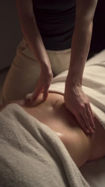 Mãos Massajar Abdómen Feminino Mulher Recebendo Massagem Linfática Salão Spa — Vídeo de Stock