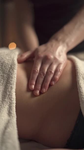 Massageador Realizando Massagem Drenagem Linfática Para Perda Peso Barriga Feminina — Vídeo de Stock