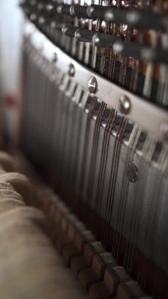 在钢琴内 铁锤敲击琴弦的特写画面 垂直录像 — 图库视频影像