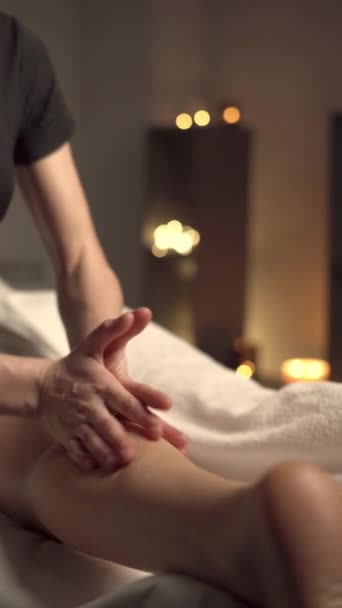 Masażystka Masująca Nogi Klientki Masażystki Antycellulitowej Zabieg Masażu Antycellulitowego Salonie — Wideo stockowe
