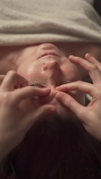 Gammal Kvinna Som Får Ansiktsanti Aging Massage Estetisk Salong Skönhetsbehandlingar — Stockvideo