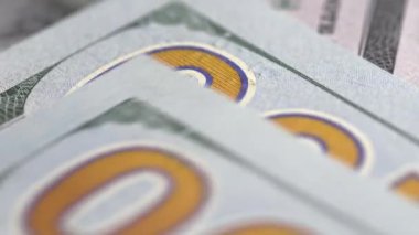 Yeni 100 dolarlık banknotların arkasında. Amerikan doları nakit para. Yeni yakın plan 100 dolarlık banknotlar. Makro