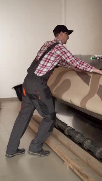 Trabajador Lavandería Que Trabaja Máquina Automática Para Limpieza Alfombras Limpieza — Vídeo de stock