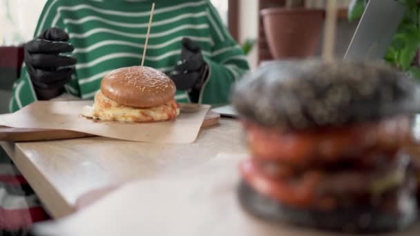 Γυναίκα Τρώει Νόστιμο Burger Πολύ Τυρί Κοντινό Πλάνο Επιλεκτική Εστίαση — Αρχείο Βίντεο