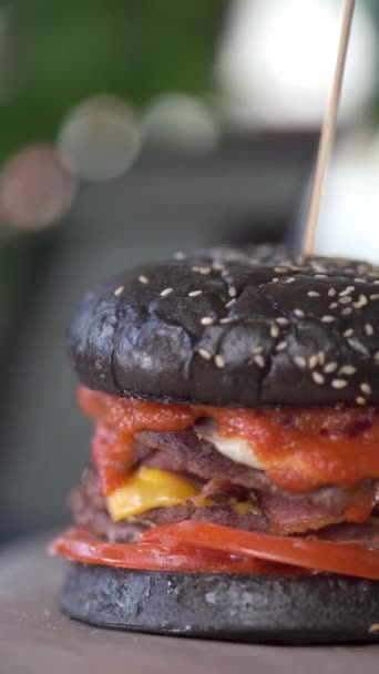 Hambúrguer Carne Grelhada Preto Duplo Com Queijo Ketchup Mesa Madeira — Vídeo de Stock